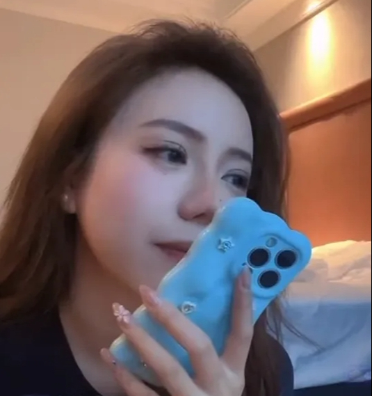 Beautiful streamer publicly offers a large reward for someone to have a child for her 4 edit 1740215963836118077261
