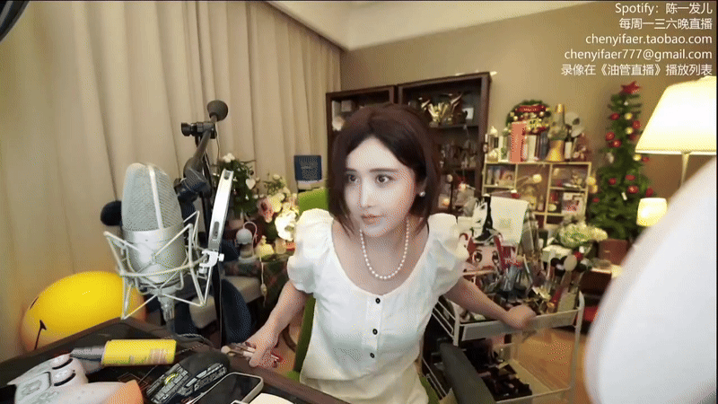 Forget to Zip Up Her Dress, Female Streamer Faces Unexpected Incident on Air, Remains Calm as if Nothing Happened 3 ezgif 7ea5b408ed609 1738737009697 17387370099061778948206