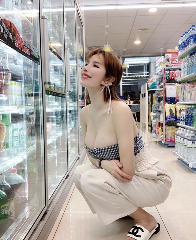 Proving "Real Goods", Female YouTuber Uses Elasticity Tester, Shocking Claims 3 oan mac ao quay di sieu thi suyt ho henh vi vong 1 lon 9568978511638345972946512642620418619342848n 1588297528 width788height960 1740455534770 17404555348931765335929