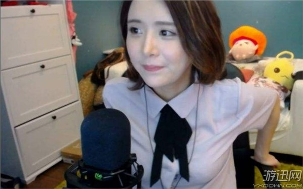 Forget to Zip Up Her Dress, Female Streamer Faces Unexpected Incident on Air, Remains Calm as if Nothing Happened 1 photo 1738737047717 17387370480571146256969