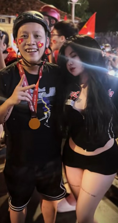 Stunning Hot Girl Snuggles Up to Teacher Ba, Netizens Eager to Uncover Her Identity 1 photo 1738831029305 17388310299561790009730