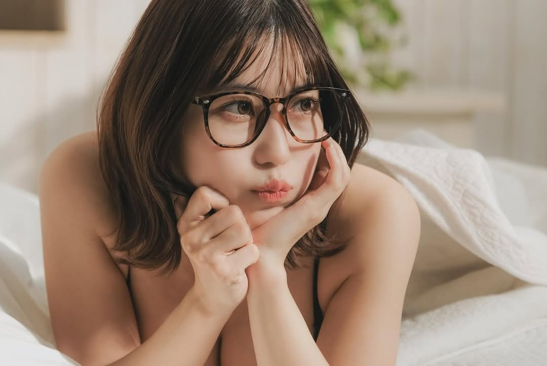 Criticized for Using Her Assets to Make Money, YouTuber Responds Boldly: "Can You Do It?" 4 photo 1739168920719 1739168920896162871366