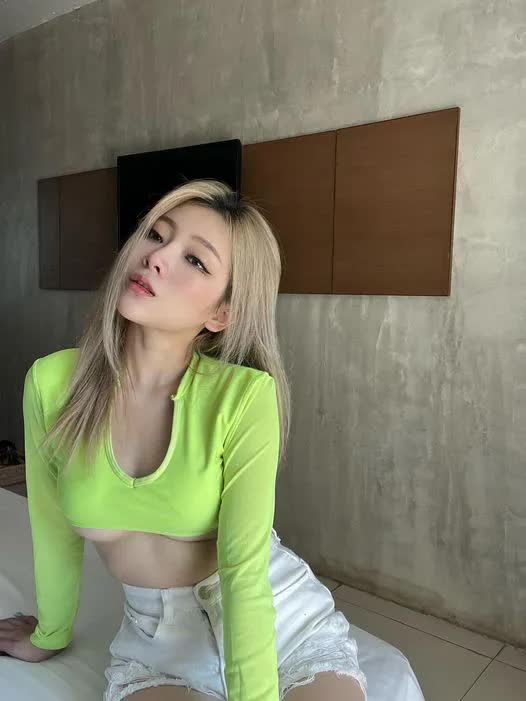 Sexy female streamer creates her own music album, impressive interface 2 photo 1739435568234 17394355684061415274833