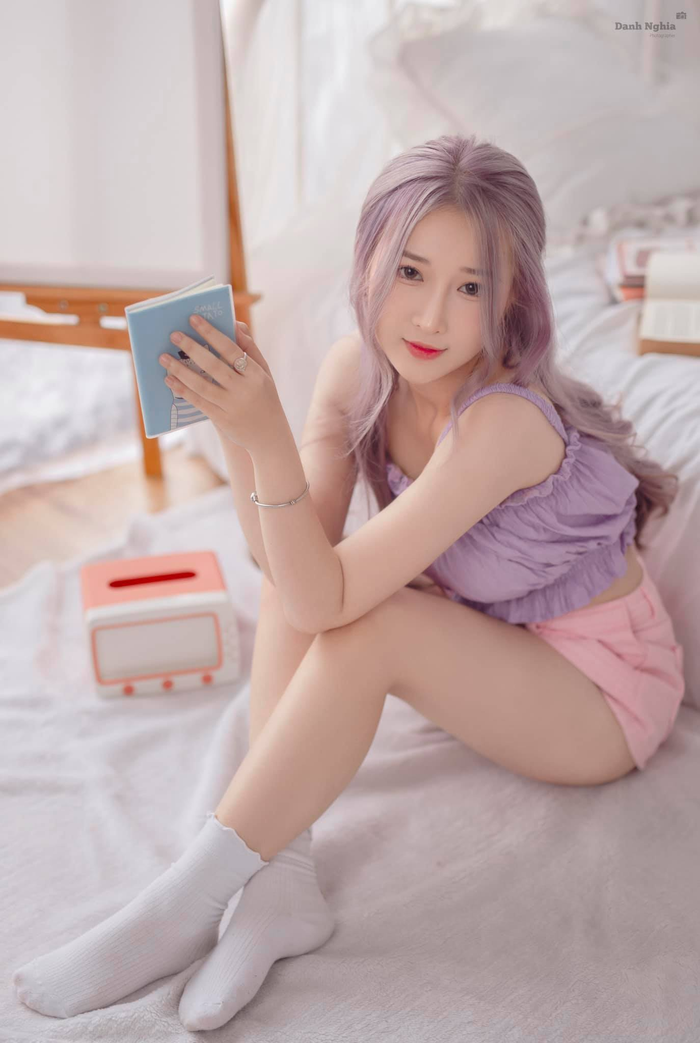 Gaming Hot Girl Shows Off a Series of Sexy Photos But Still Worries in Front of One Person 2 Tú Anh also has a super model body and a diverse fashion style that highlights her personality.