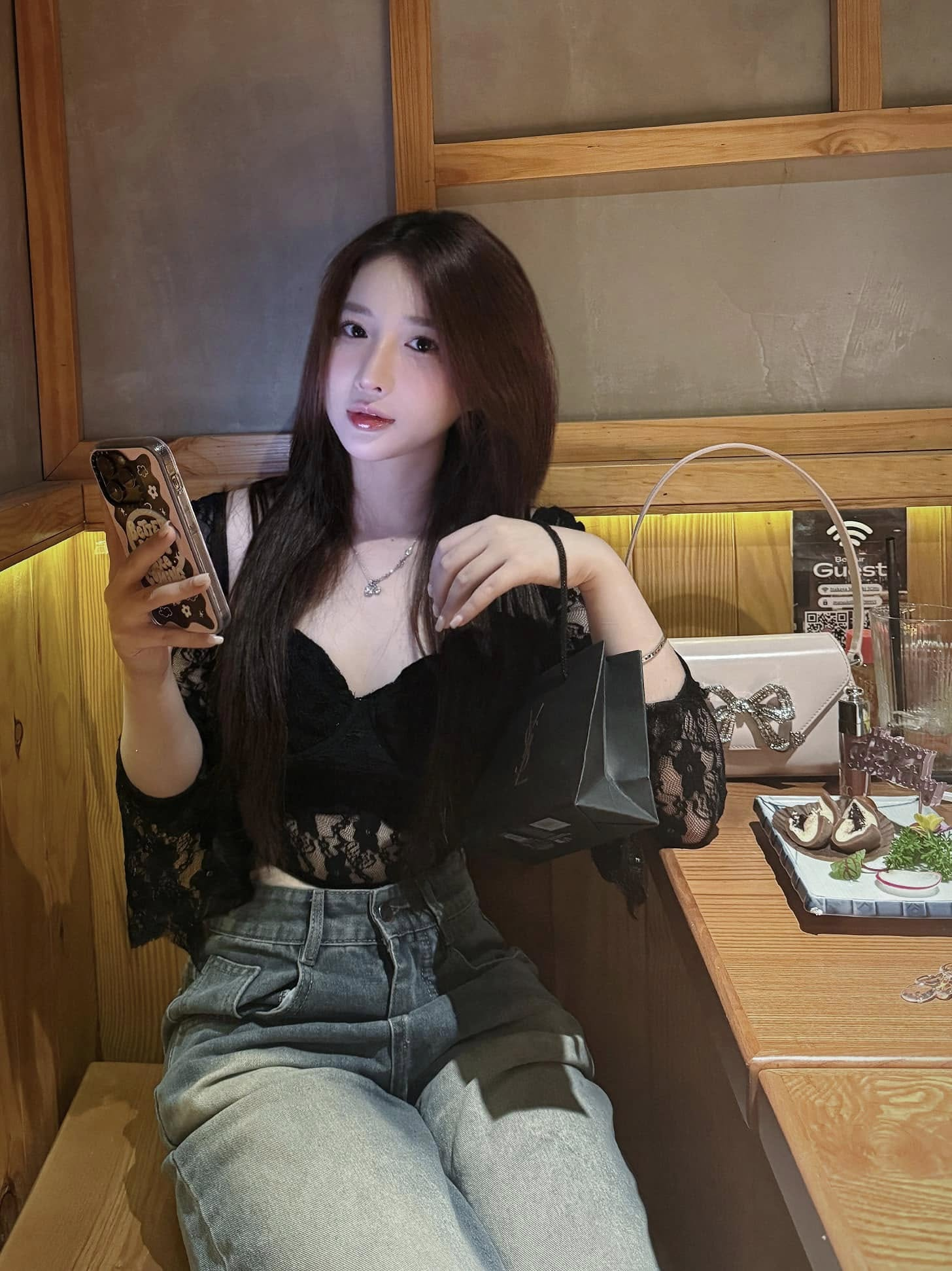 Gaming Hot Girl Shows Off a Series of Sexy Photos But Still Worries in Front of One Person 4 photo 1739504767223 1739504767554245115001