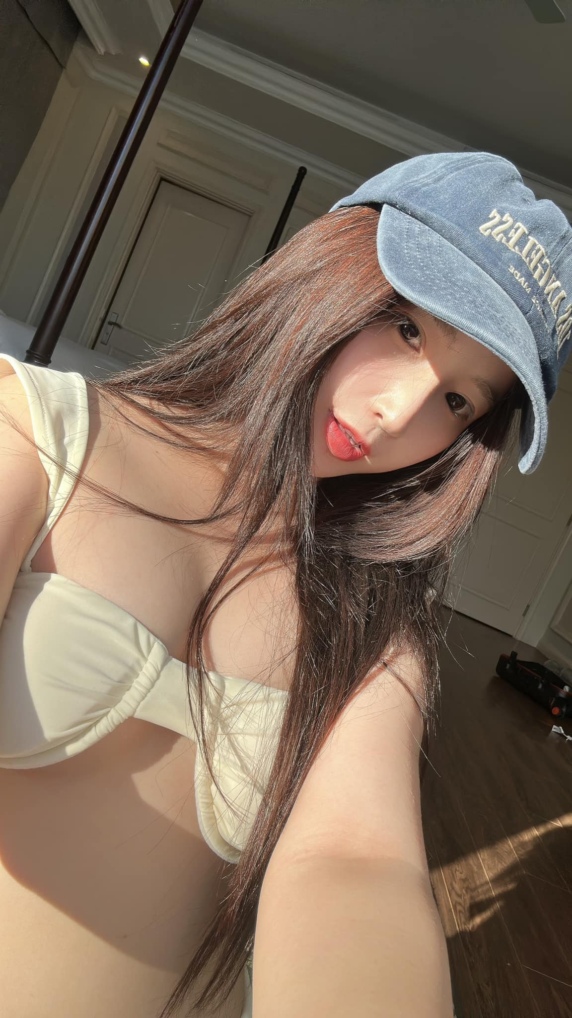 Gaming Hot Girl Shows Off a Series of Sexy Photos But Still Worries in Front of One Person 5 photo 1739504800831 1739504801129143720792