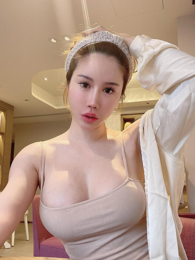 Proving "Real Goods", Female YouTuber Uses Elasticity Tester, Shocking Claims 1 photo 1740455524639 17404555249601653005056