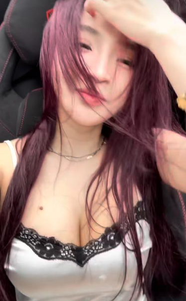 Girl Goes Viral with Supercar Experience, Fans Only Notice Her Beauty 3 screenshot 2025 02 17 104203 17397637439101277732391