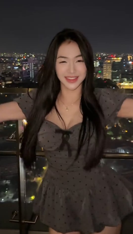 Tran Ha Linh Goes Viral with New Clip, Gamers Captivated by Every Move 5 07d42d78 314b 4ab5 923a 229a530b8124 1743327282874215260464