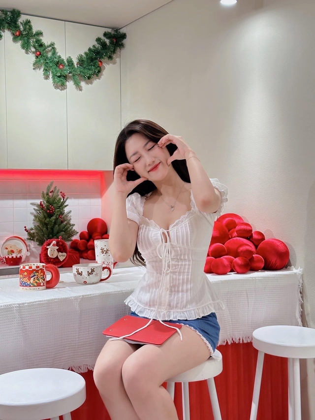 MC Linh Nắng Delights Fans with a Rare Gesture on Stream 5 Hoàng Dương