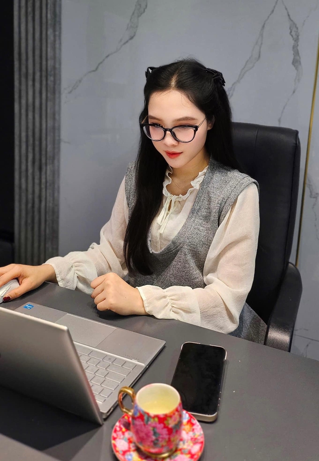 Beautiful Elementary School Teacher Captivates Netizens with Her Graceful Handling of Sensitive Situations 7 48054719429851070483047825232282503702607731n 1742181727801331643716