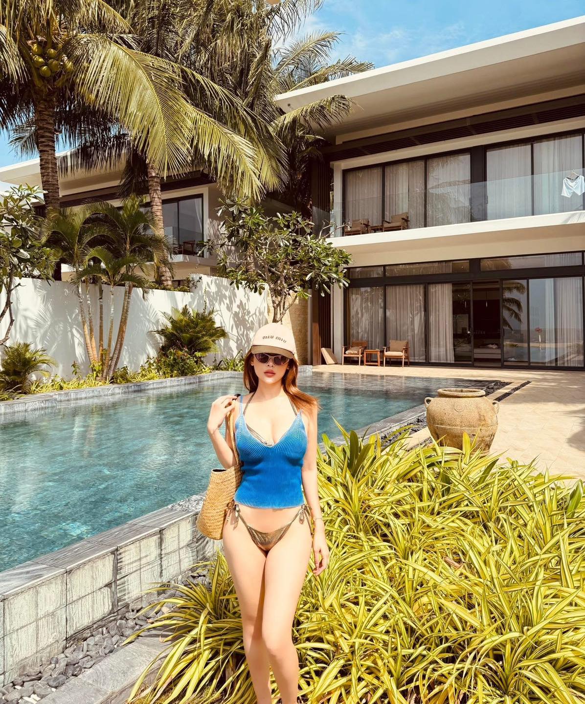 Vietnamese "Sugar Mommy" Flaunts Stunning Figure in Swimsuit, Still Looks Like a Doll at Almost 40 4 Huyen Baby showcases her stunning figure at almost 40
