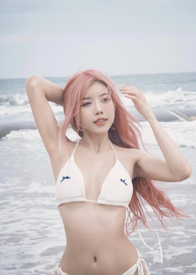 Beautiful Sister Trang Phap Joins the Bikini Race, Hotter Than the Weather 6 48222041211875739127404194301009184756105273n 1742011320840352945296