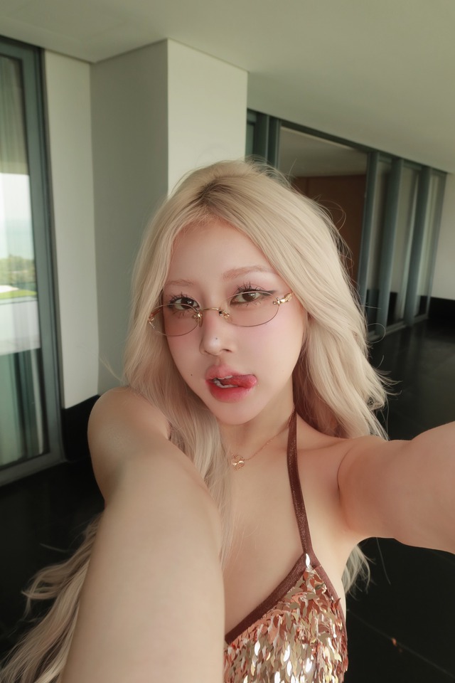 Vietnamese 'Rosé' Joins the Bikini Race, Just as Hot as Her Best Friend Ciin 5 48637936519230987684419371221267672319643977n 1742958605140646879764