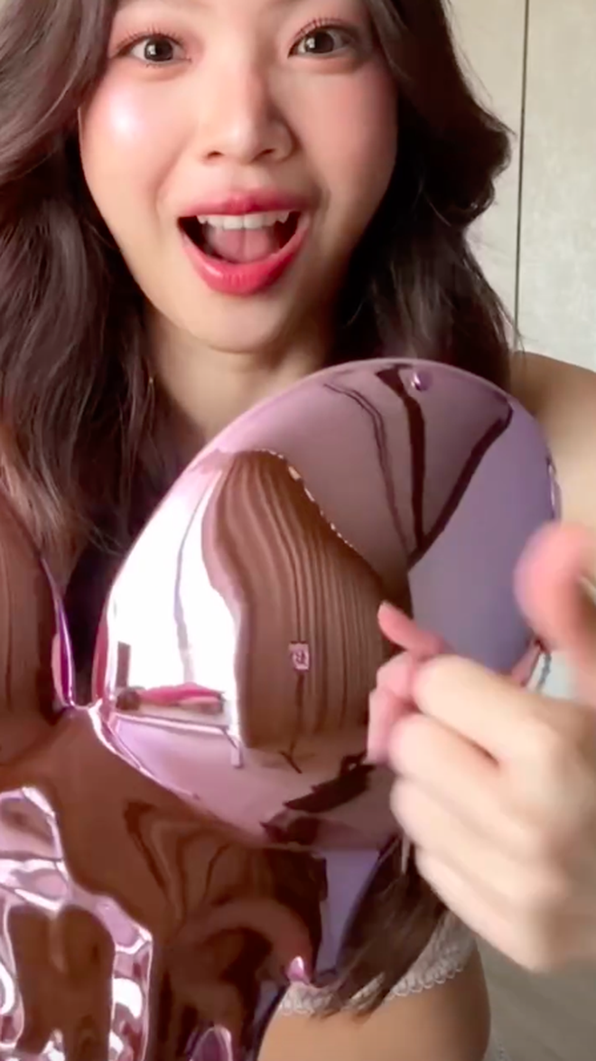 Girl Publicly Tests New Lingerie Live, Attracts 31 Million Views - Image 4.
