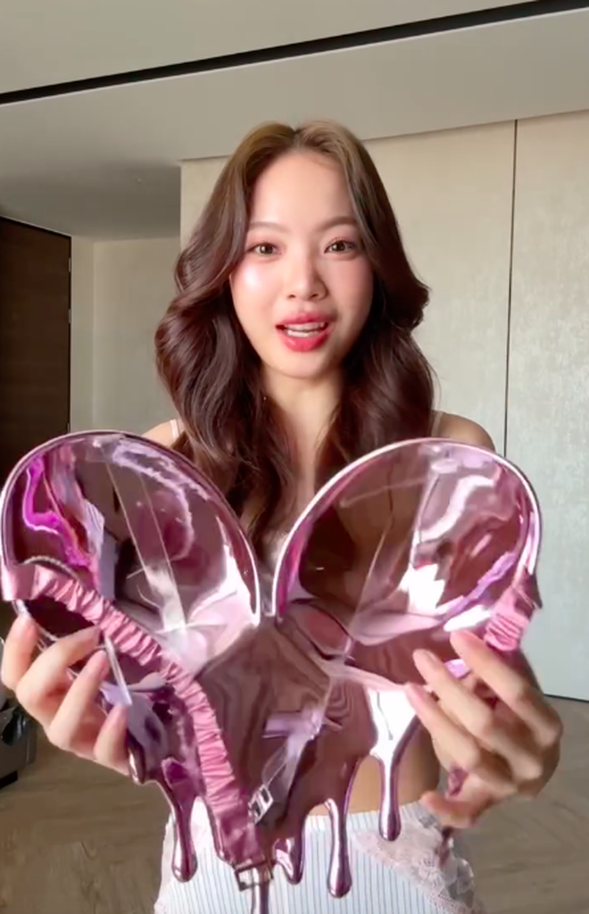 Girl Publicly Tests New Lingerie Live, Attracts 31 Million Views - Image 3.