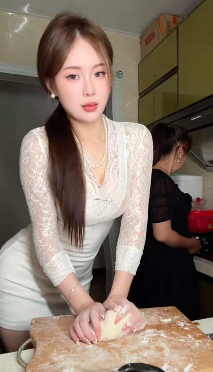 While Dancing Sexy to Entice Fans, Girl Gets Interrupted by Mom, Instantly Changes Her Tune 2 anh chup man hinh 2025 03 27 luc 155348 1743065784137525108785