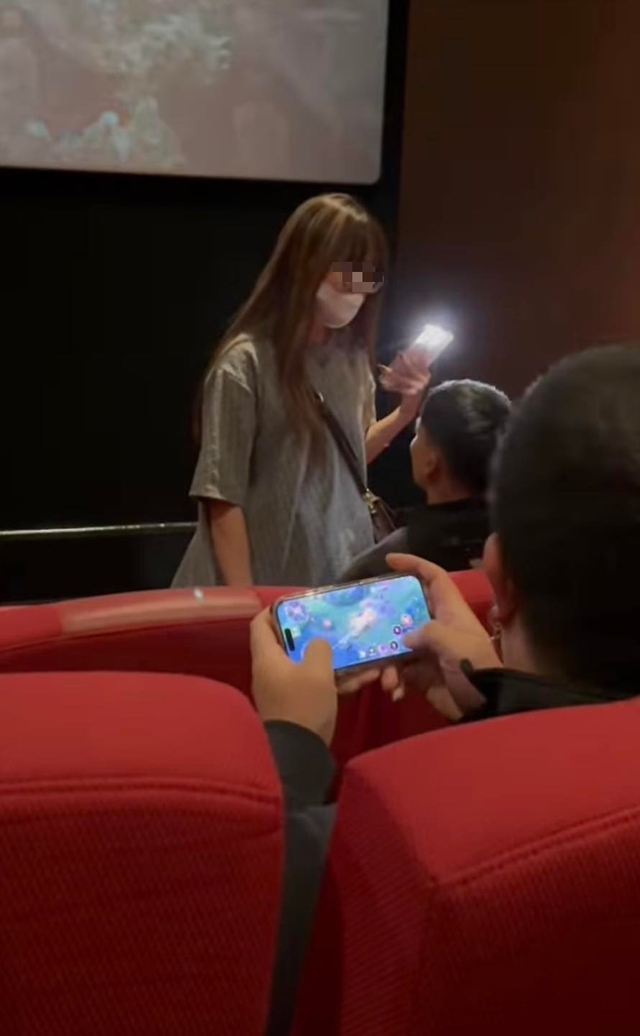 While Playing Arena of Valor, a Gamer Encounters an "Intimate" Scene in the Cinema, Handling It Like a Pro 2 base64 1741753159797168824516