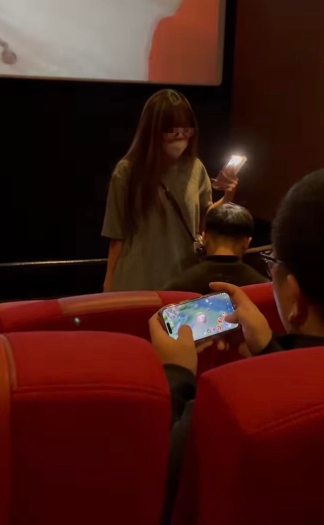 While Playing Arena of Valor, a Gamer Encounters an "Intimate" Scene in the Cinema, Handling It Like a Pro 3 base64 1741753174380214168988