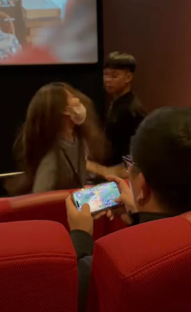 While Playing Arena of Valor, a Gamer Encounters an "Intimate" Scene in the Cinema, Handling It Like a Pro 4 edit 48222582613065240041671254649464479926813202n 17417509493252086216741