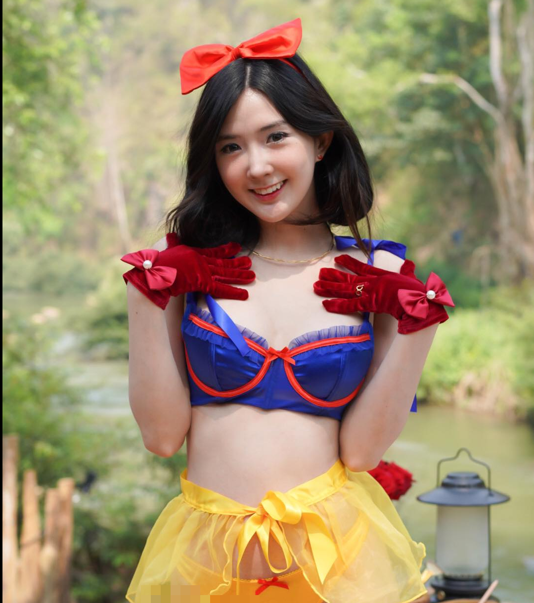 Sensational Snow White Cosplay Captivates Nearly 80,000 Accounts 6 edit 48720408212084387573202223666973745132773328n 1742962181582493210920 1742973377377 1742973377522104996268 1742974424937 17429744253292129569825