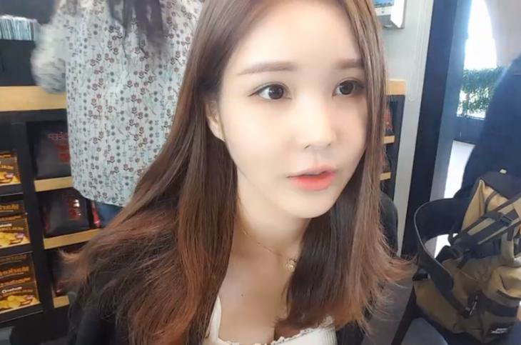 Falling Asleep on Stream, Female Streamer Surprised by Intruder's Suspicious Actions 1 photo 1 1633750695534455347070