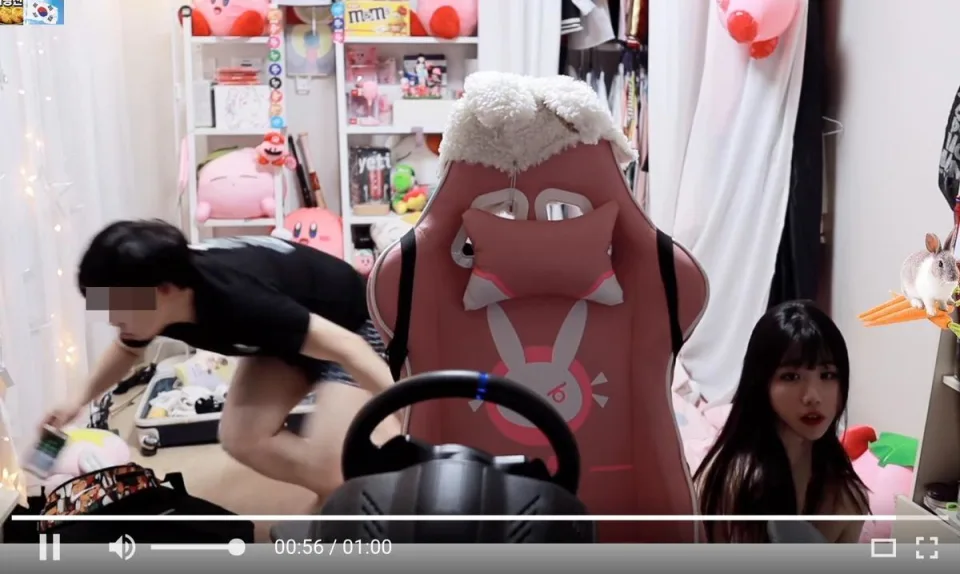 Forget to turn off the video, beautiful female streamer unexpectedly reveals steamy scene with boyfriend, regretting it too late 4 photo 1740990978354 17409909790511268779925