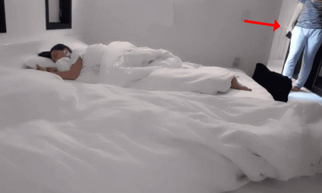 Falling Asleep on Stream, Female Streamer Surprised by Intruder's Suspicious Actions 2 photo 1743057713269 17430577135531058568409