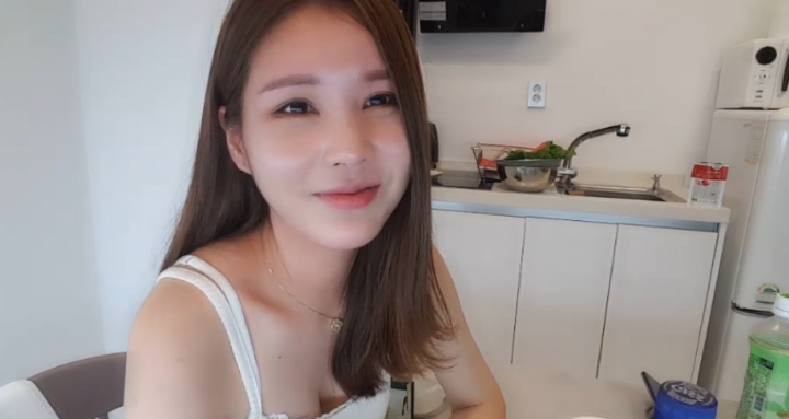 Falling Asleep on Stream, Female Streamer Surprised by Intruder's Suspicious Actions 4 photo 1743057726351 17430577265901921291645