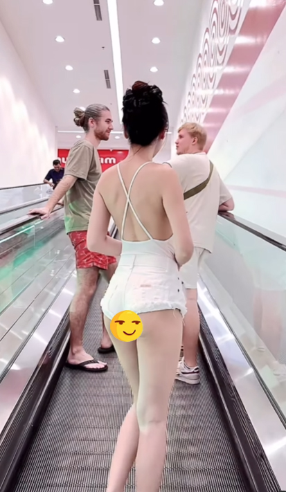Carefree in Controversial Outfits at the Supermarket, Hot Girl Becomes the Center of Online Discussion 3 screenshot 2025 03 05 150121 17411641678671659036528