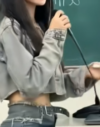 Only Appearing for 7 Seconds, the Beautiful Language Teacher Captivates Attention 3 screenshot 2025 03 06 161054 1741252471707663184142