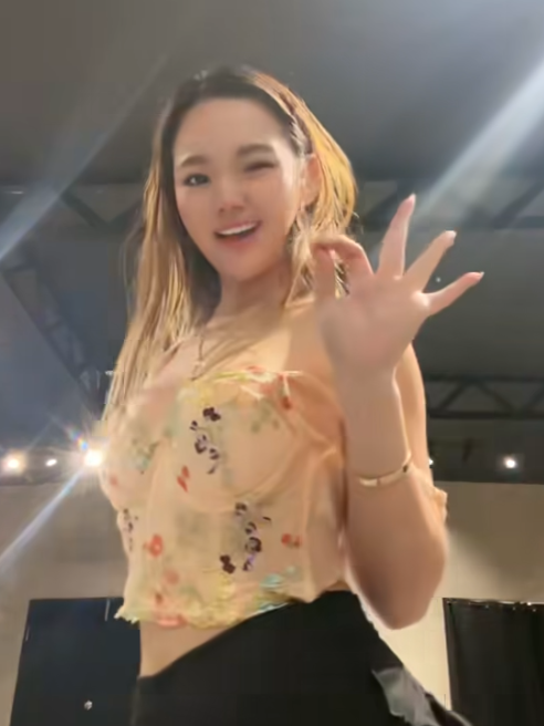 In Front of the Mirror Dancing on TikTok, Beautiful Female Streamer Reveals a Behind-the-Scenes Look You Can't Stop Watching! 6 screenshot 2025 03 07 150313 1741334775923710734895