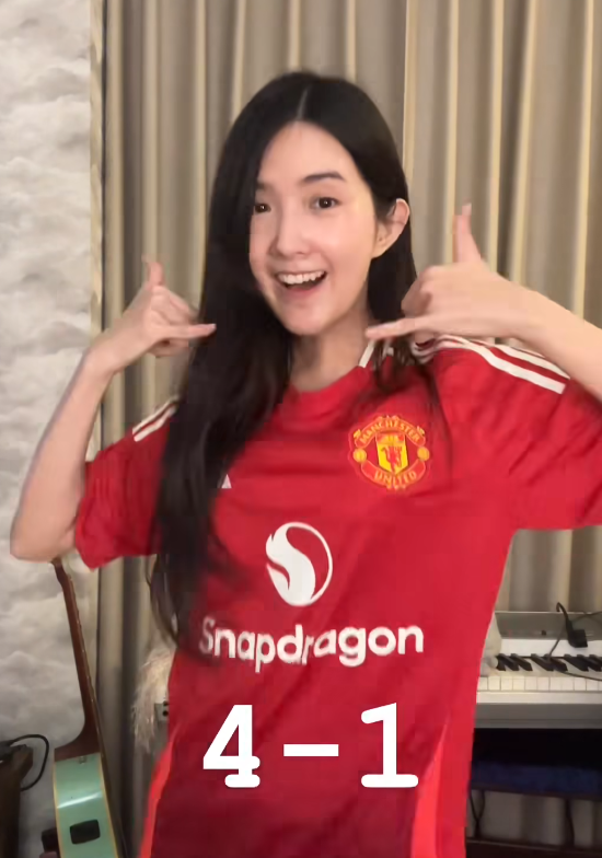 Female MU Fan Pulls Shirt, Dances Sexy After Her Favorite Team's Victory 1 screenshot 2025 03 14 104409 1741924029543450272393