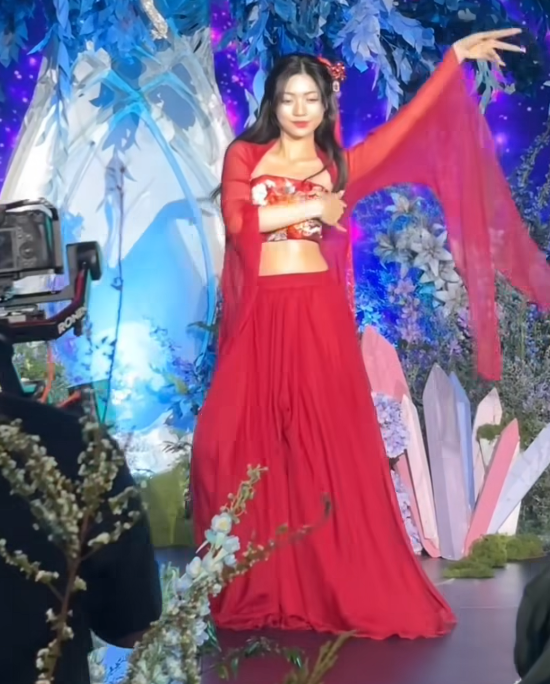 Surprising Dance Performance of Hot Girl Who Broke Up with Her Boyfriend on Christmas Night 8 screenshot 2025 03 17 144606 1742199128781260469094