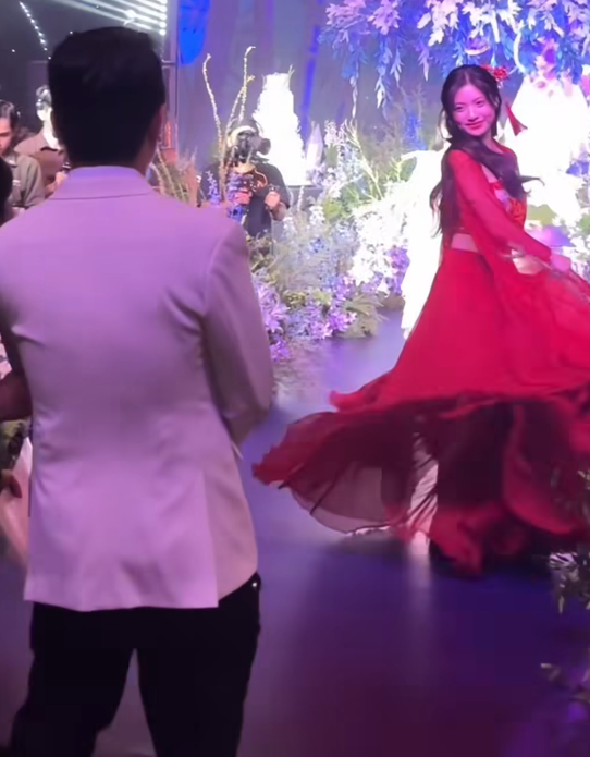 Surprising Dance Performance of Hot Girl Who Broke Up with Her Boyfriend on Christmas Night 5 screenshot 2025 03 17 144638 17421991287701039665999