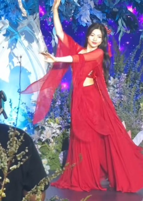 Surprising Dance Performance of Hot Girl Who Broke Up with Her Boyfriend on Christmas Night 9 screenshot 2025 03 17 144657 17421991287331337051290