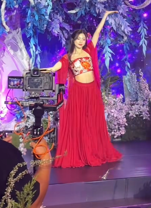 Surprising Dance Performance of Hot Girl Who Broke Up with Her Boyfriend on Christmas Night 4 screenshot 2025 03 17 144730 1742199128666905756850