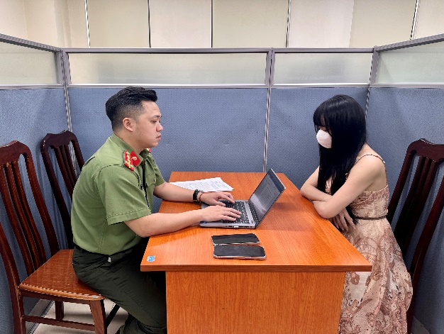 The Attention-Grabbing Move of "Teacher H" After Being Fined for "Viewbaiting" on Social Media 1 The account holder of the Fanpage "Teacher H" working with the police. Photo: Hanoi Police
