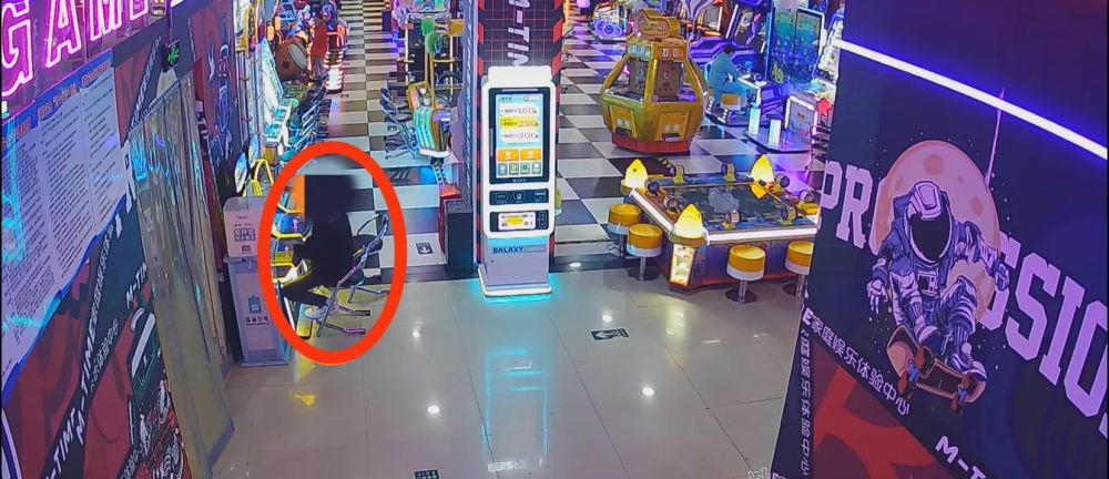 The Sneaky Man Who Bought Fake Coins to Cheat the Game Machine and the Consequences 1 1744418243197567494168 1744420001018 17444200018521911195390