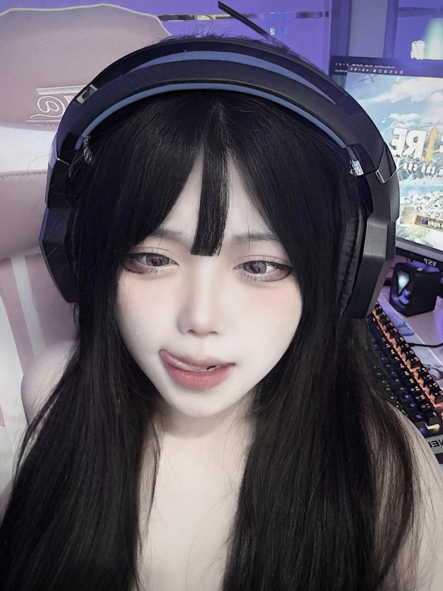 Surprisingly Receiving a Massive "Anger" Reaction, Popular Sexy Coser Speaks Out 2 This female gamer not only stops at character creation but also proves her charm in game battles.