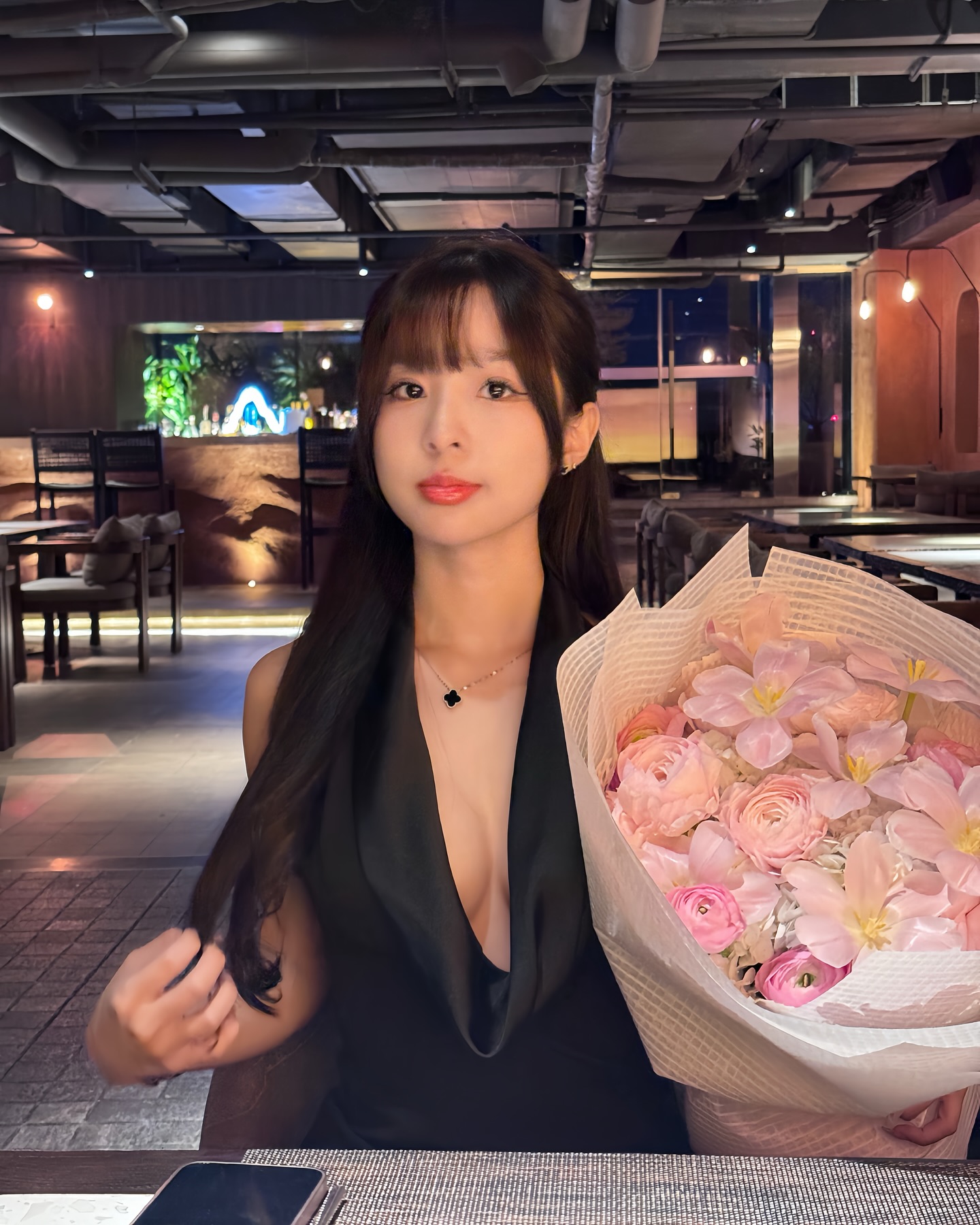 Tammy Pham Surprises with a Fresh Look, Viewers Stunned by Her Transformation 6 This series of photos is completely different from her usual look.
