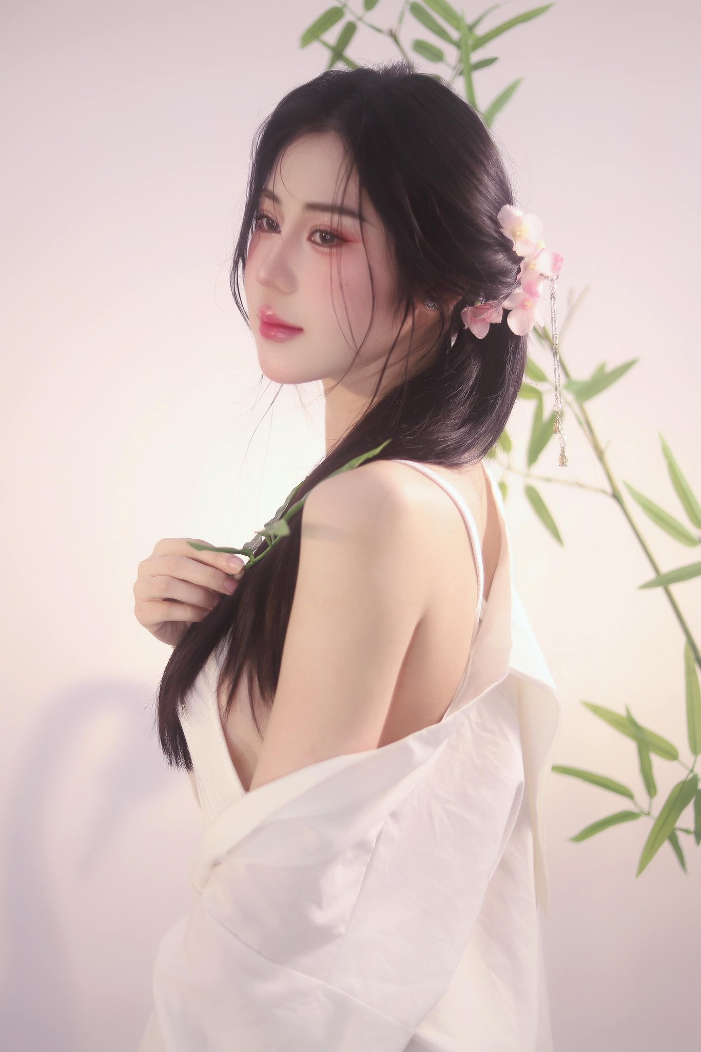 The Legendary Beauty Makes a Comeback, Still Captivating Male Fans, "No Escape" 2 48774488931339126734140913530008531964975844n 1745136604835252920269 1745139330279 1745139330792961353907