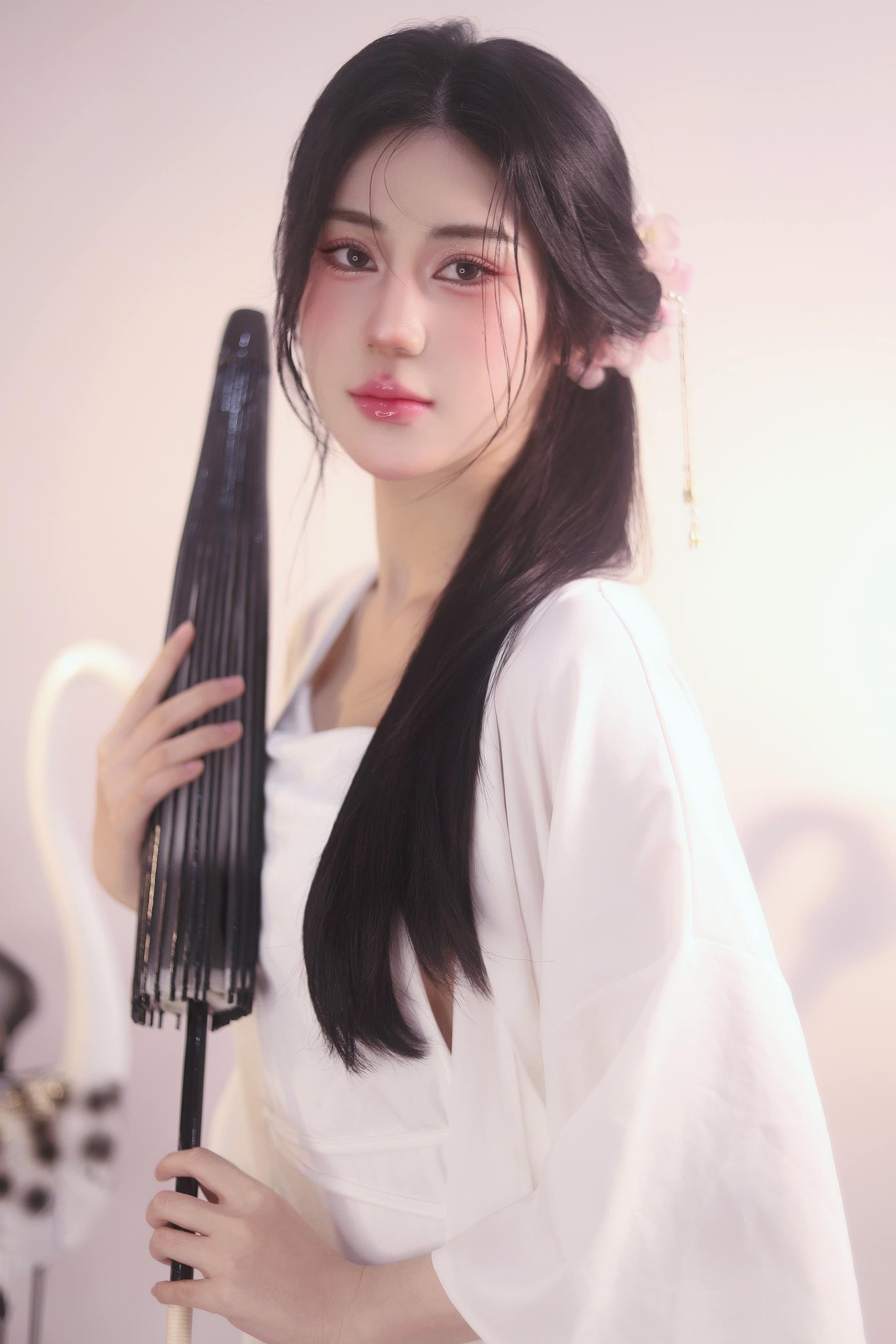 The Legendary Beauty Makes a Comeback, Still Captivating Male Fans, "No Escape" 1 4878597163133912633414095357714894077721038n 17451366046691082549804 1745139329040 17451393296211349885735