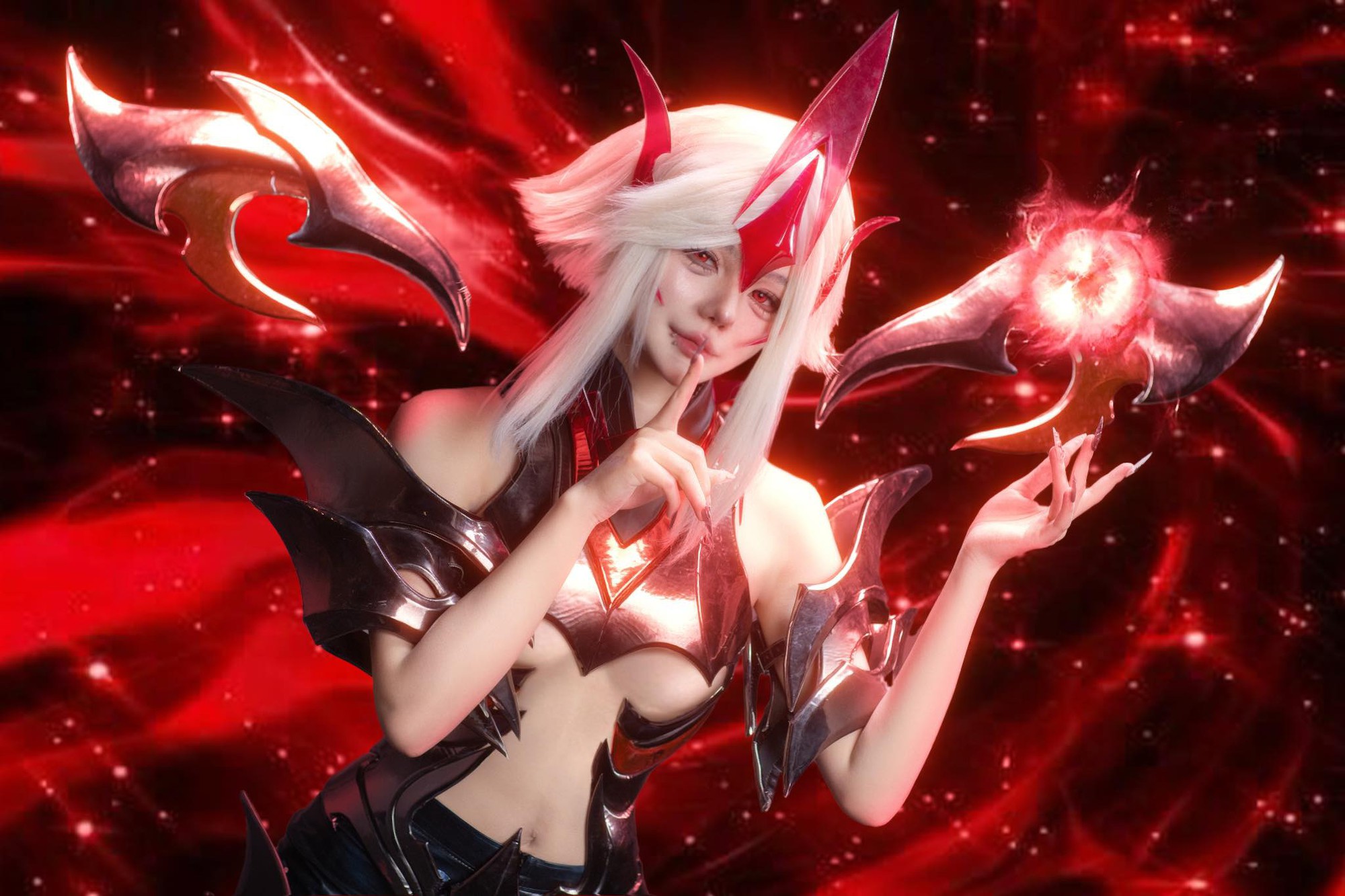 Cosplaying as Violet Blood Demon God, the girl dares to transform 50% but still makes male fans swoon 2 4899300796333660894987347149306342418203640n 17446238333771948385488 1744626480867 17446264812711996654550