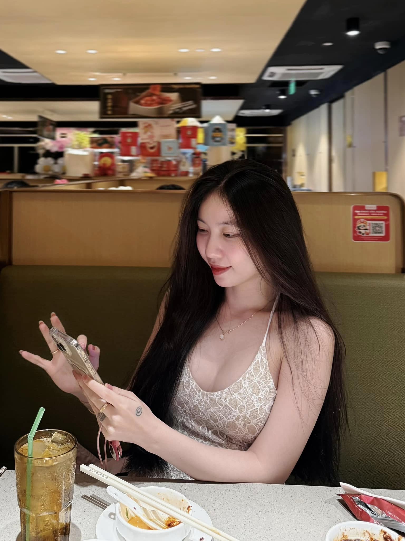 The Only Female Star to Once Ignite the PUBG Mobile Tournament: Where Is She Now? 5 49406707239742093061915855251599508367238293n 1745981337715195768590 1745982476373 1745982476537190585132