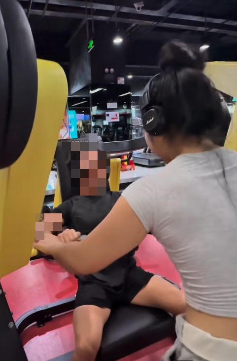 Despite Ongoing Criticism, Female Gym Enthusiast Remains Unfazed, Deliberately Wears Controversial Outfit 5 base64 17447284812801368848392