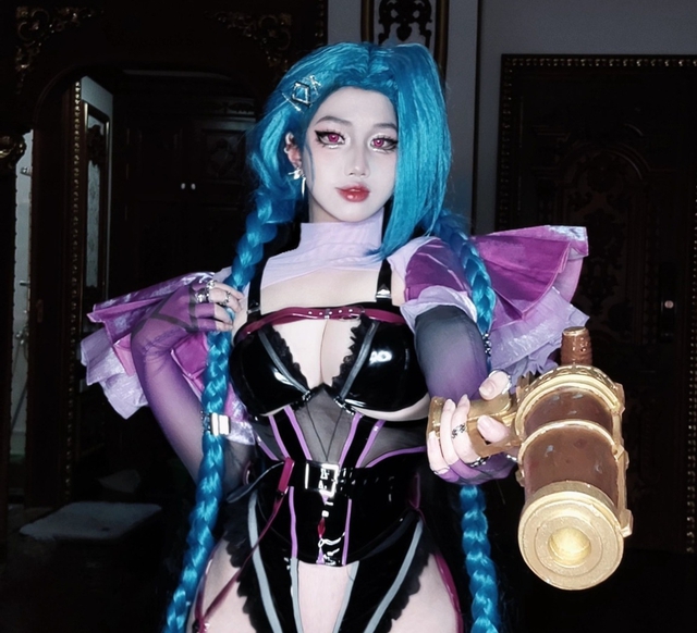Passionate Cosplay Enthusiast Faces Hate and Responds Fiercely 4 edit 48461721711692931212604613855713601608780579n 17435832309311303117524