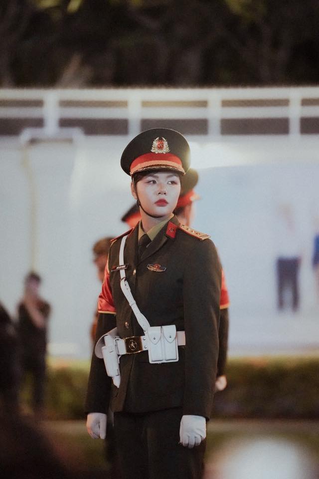 Beauty that has netizens "buzzing", the beautiful girl in the parade speaks out against unfounded rumors 3 The prominence of Ngo Lam Phuong comes not only from her appearance but also from the way she embodies seriousness, decisiveness, and dignity in every step.