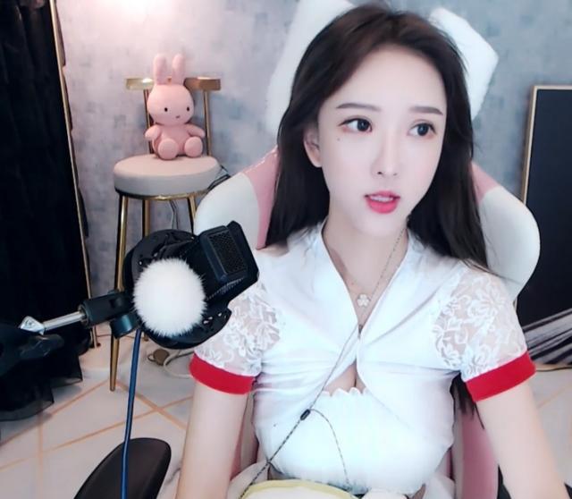 Streamer Faces Awkward Incident on Air, Beautiful Female Streamer Receives "Indecent" Proposal from Fan 2 photo 1 16372948148001980019768 1744701872379 17447018725172130605060 1744702581358 1744702581827131666152