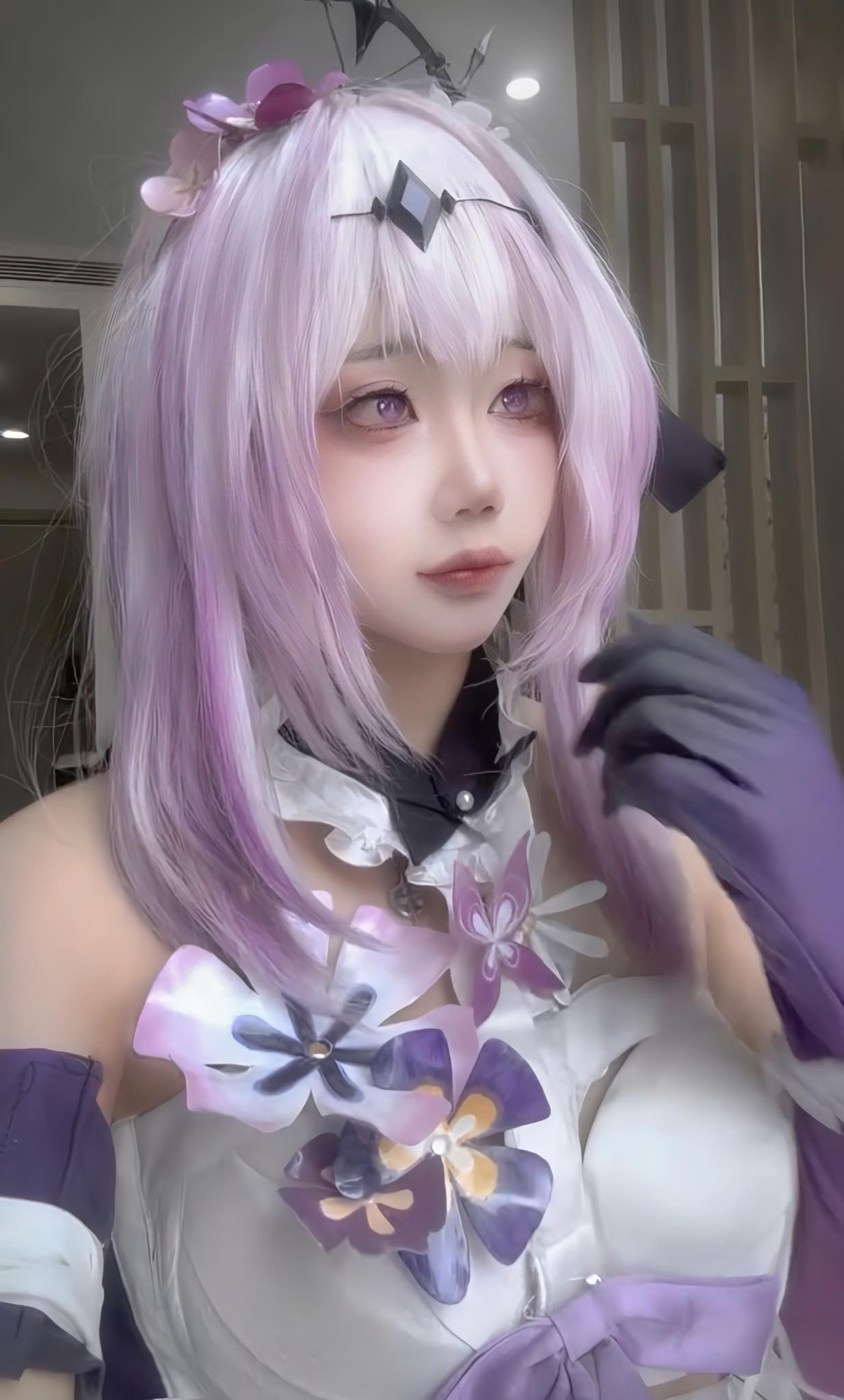 Rarely Showcasing a Hot Body, Fans Unhappy, Demand the Return of the Old Coser! 7 photo 1743498937087 17434989372732043156018
